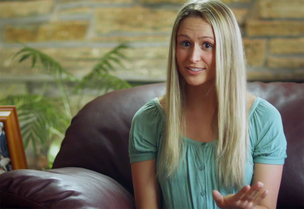 blonde woman talking while sitting on a couch — video marketing